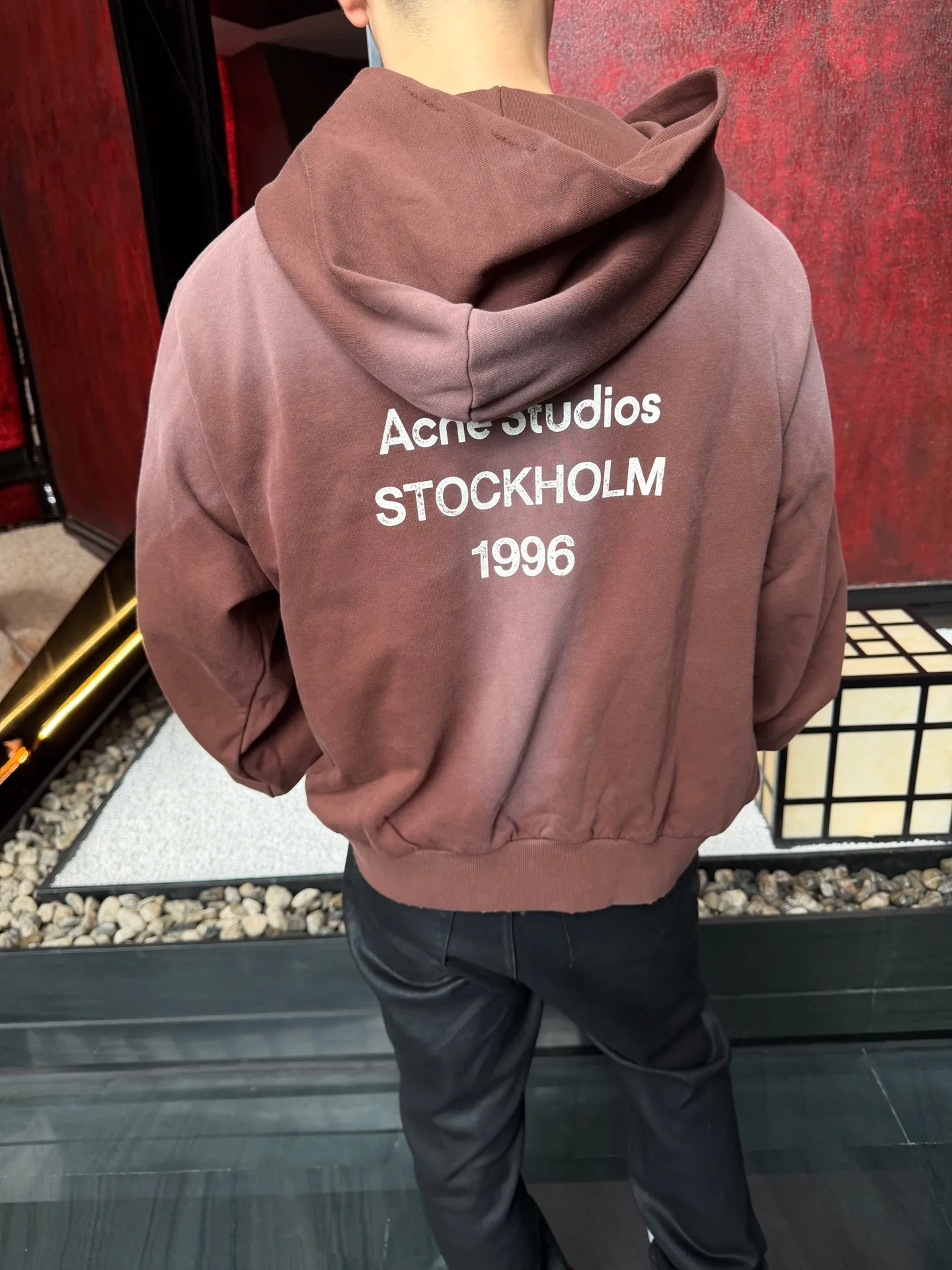 [Upper body picture] Acne mud-dyed washed and distressed hooded sweatshirt (Brown)